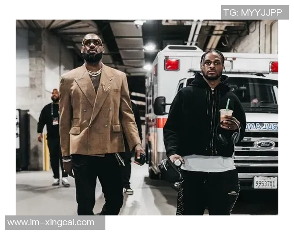 布朗尼调侃里夫斯换备胎经历乡间小路抛锚趣事引发热议